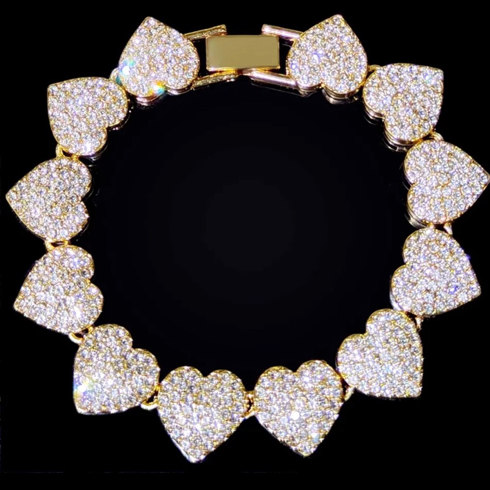Heart shape bracelet gold